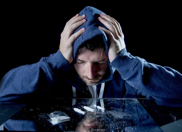 Depresif hasta görünümlü kokain bağımlısı adam kokain koklama — Stok fotoğraf