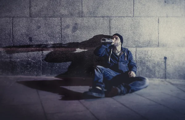 Alcoholische grunge man zit op grond straathoek drinken van alcohol fles — Stockfoto