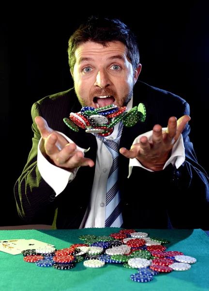 Lycklig man kastar till luft poker chips efter vinnande bet spel — Stockfoto