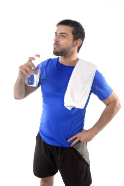 genç çekici ve atletik spor adamı içme suyu