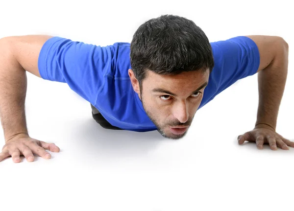 Atraente esporte homem treinamento empurrar para cima exercício isolado no fundo branco — Fotografia de Stock