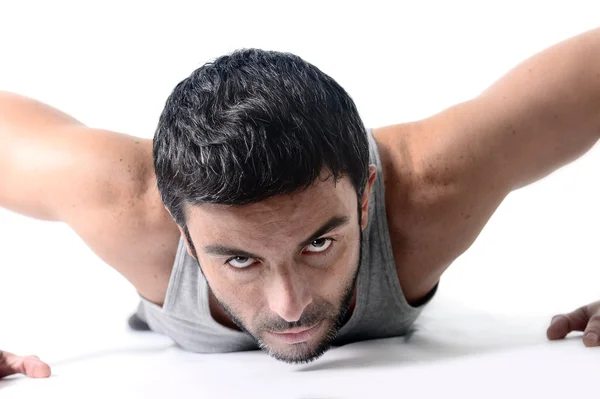 Atraente esporte homem treinamento empurrar para cima exercício isolado em branco — Fotografia de Stock