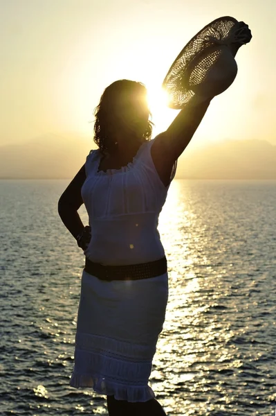 40s ηλιοβασίλεμα παραλίας Σκιαγραφία ελκυστική γυναίκα μπροστά στη θάλασσα — Φωτογραφία Αρχείου