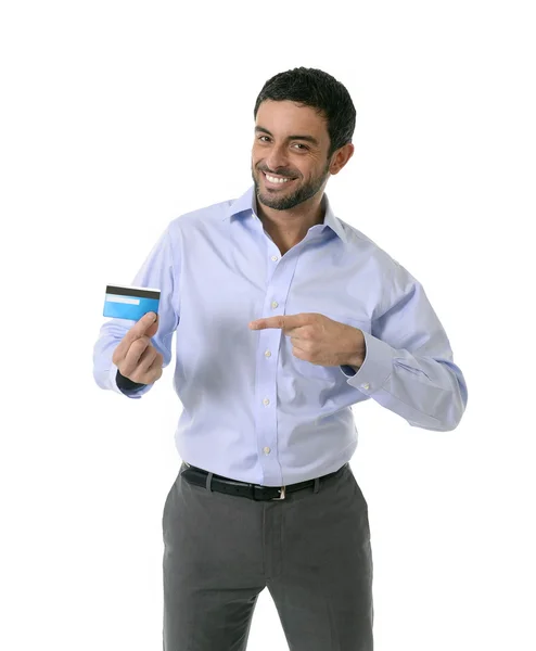 Счастливый привлекательный умный случайный бизнесмен показывает кредитную карту — стоковое фото