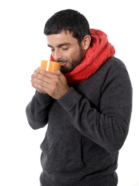 çekici bir adam ellerini ısınma kışın kahve çay içme