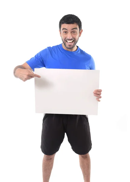Молодой привлекательный спортсмен держит пустой рекламный щит в качестве копировального места — стоковое фото