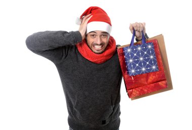  genç adam Noel Baba şapkası kırmızı çanta holding vurguladı.