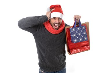  genç adam Noel Baba şapkası kırmızı çanta holding vurguladı.
