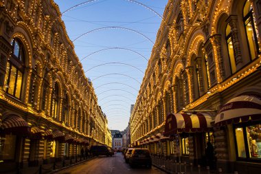 Yeni yıl Moskova GUM 'unu aydınlatıyor