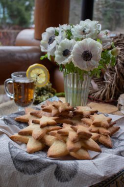 Kurabiye ve çayla kahvaltı.