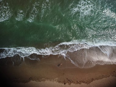 Deniz ve sahil bir İHA tarafından vuruluyor.