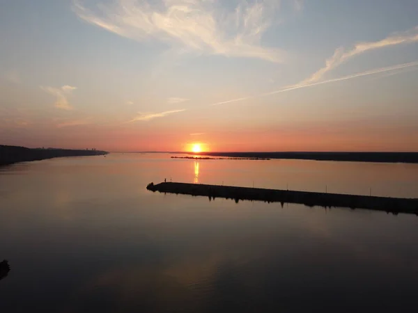 Pôr Sol Rio Rosa Nuvens Fundo — Fotografia de Stock