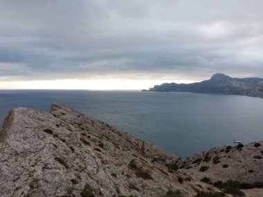 Helikopterden deniz manzaralı dağlar.