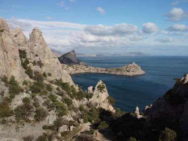 Helikopterden deniz manzaralı dağlar.