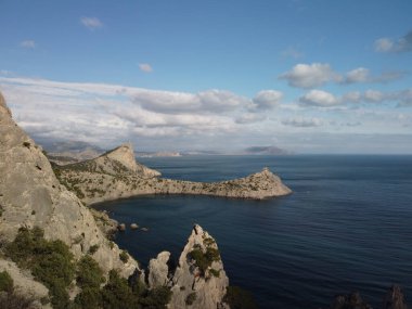 Helikopterden deniz manzaralı dağlar.
