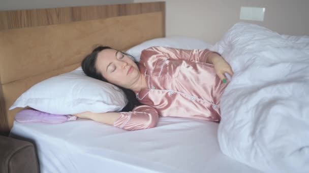 沮丧的女人被烦躁不安的睡眠折磨着，她精疲力竭，饱受失眠、噩梦或心理问题的折磨。不舒服的床或床垫. — 图库视频影像