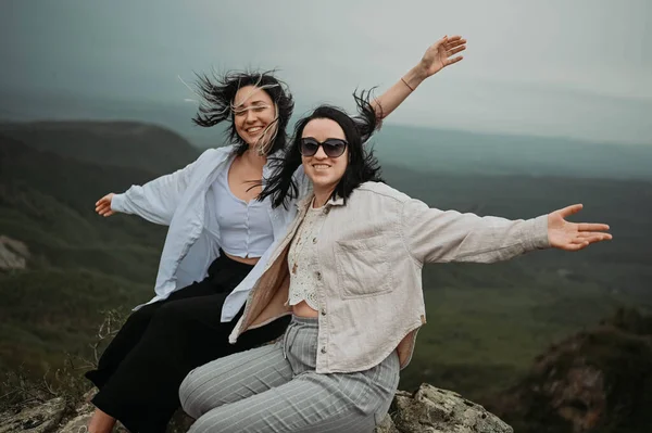 Pasangan Lesbian Muda Yang Bahagia Berpose Pegunungan Berawan Luar Taman — Stok Foto