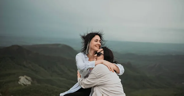 Jovem Casal Lésbico Feliz Posando Abraço Montanhas Nubladas Fora Parque — Fotografia de Stock