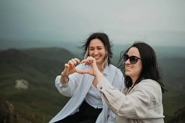 Young Beautiful Happy Lesbian Couple Posing Cloudy Mountains Showing Love — Φωτογραφία Αρχείου