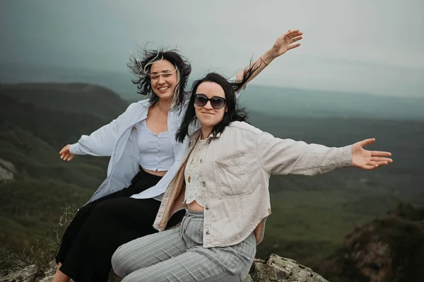 Young Beautiful Happy Lesbian Couple Posing Cloudy Mountains Nature Summer — Φωτογραφία Αρχείου