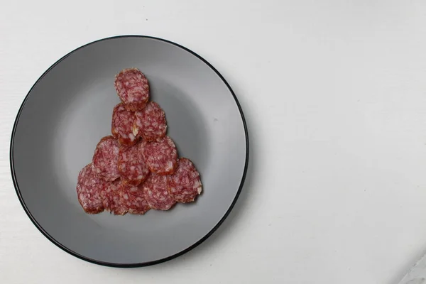 Essbare Weihnachtsbaumfichte Aus Wurstsalami Auf Grauem Teller Auf Weißem Hintergrund — Stockfoto