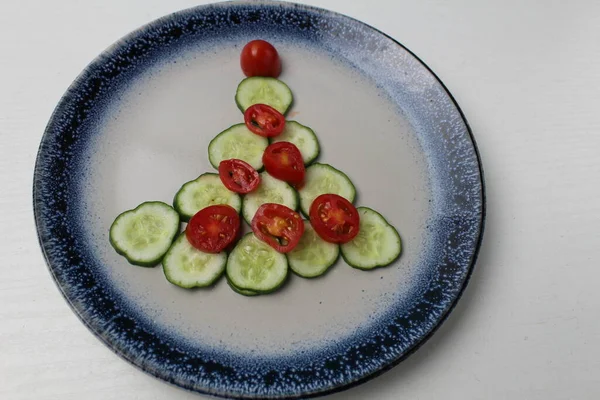 Jadalne Choinki Warzywa Ogórkowe Pomidory Białym Talerzu Niebieską Obręczą Białym — Zdjęcie stockowe