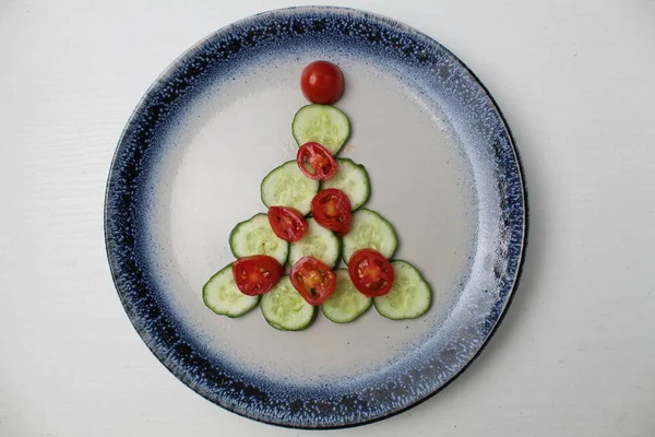 Eetbare Kerstboom Van Komkommergroenten Tomaat Een Witte Plaat Met Een — Stockfoto