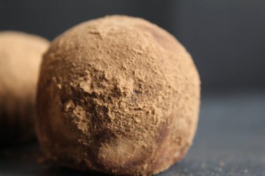 Kakaolu kek, siyah taşın arka planına yakın plan. Ev yapımı tatlı..