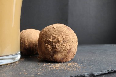 Kakaolu kek, siyah taşın arka planına yakın plan. Ev yapımı tatlı..