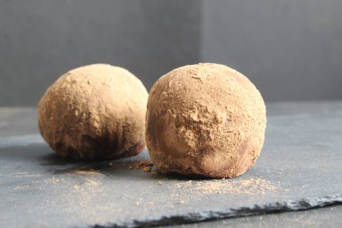 Kakaonun içinde kakaonun siyah arka planında kakaolu kek. Ev yapımı çikolatalı tatlı..