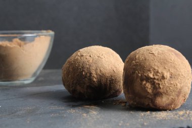 Kakaonun içinde kakaonun siyah arka planında kakaolu kek. Ev yapımı çikolatalı tatlı..