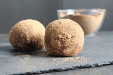 Kakaonun içinde kakaonun siyah arka planında kakaolu kek. Ev yapımı çikolatalı tatlı..