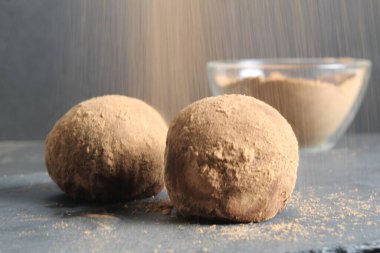 Kakaonun içinde kakaonun siyah arka planında kakaolu kek. Ev yapımı çikolatalı tatlı..