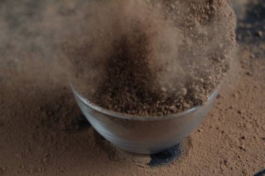 Çikolatalı kek kakao tozunun içinde yuvarlanıyor. Tatlının hazırlanması..