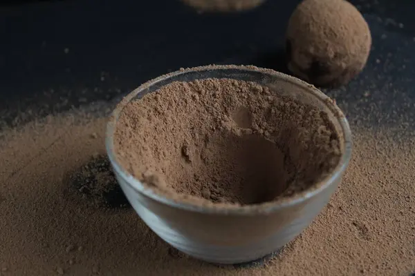 Шоколадний Торт Падає Літаючому Рулоні Какао Порошку Приготування Десерту — стокове фото