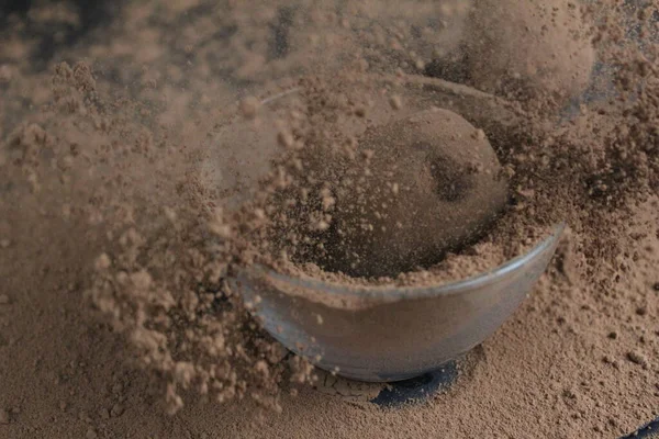 Çikolatalı Kek Kakao Tozunun Içinde Yuvarlanıyor Tatlının Hazırlanması — Stok fotoğraf
