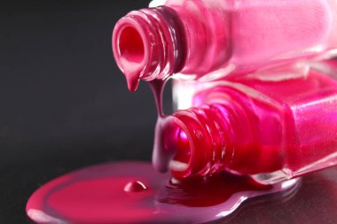 Metin kopyalama alanı olan siyah bir arkaplana dökülen tırnak cilası..