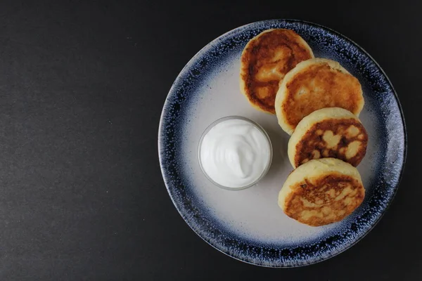 Three Cheesecakes Lie Blue Plate Sauce Bowl White Sour Cream — Stock Photo, Image