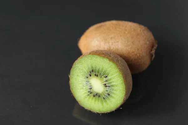 Bayas Kiwi Frutas Enteras Medias Encuentran Sobre Fondo Negro Con — Foto de Stock