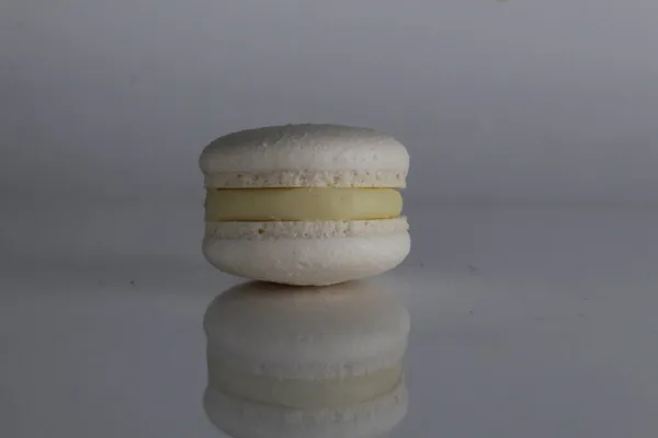 Witte Macaroon Een Grijze Achtergrond Frans Gebak Dessert Met Een — Stockfoto