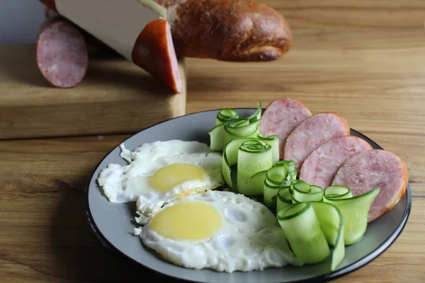 Frukost Traditionella Äggröra Stekta Ägg Två Skinka Korv Och Gurka — Stockfoto