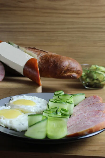 Colazione Tradizionale Uova Strapazzate Uova Fritte Due Salsicce Prosciutto Insalata — Foto Stock