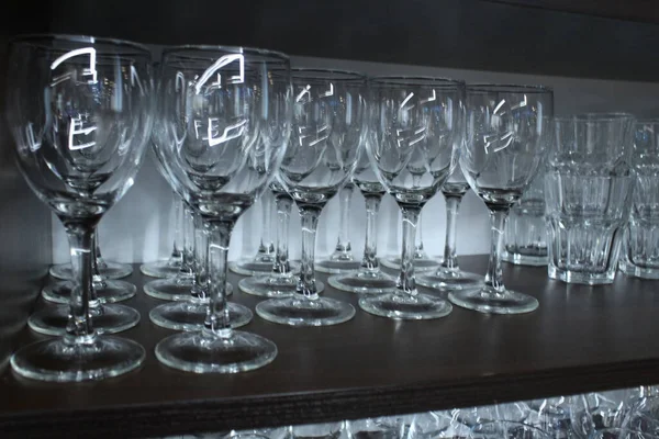 Очки Стаканы Чистые Стоят Хранилище Ряд Glassware — стоковое фото