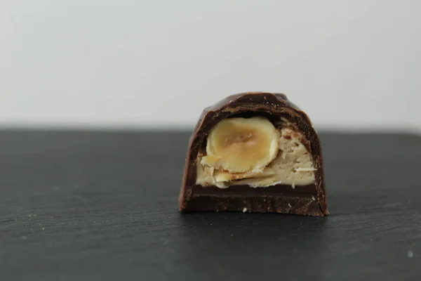 Čokoládové Bonbóny Bílou Pralinkovou Náplní Lískovými Oříšky Sekci Dezert Sladkosti — Stock fotografie