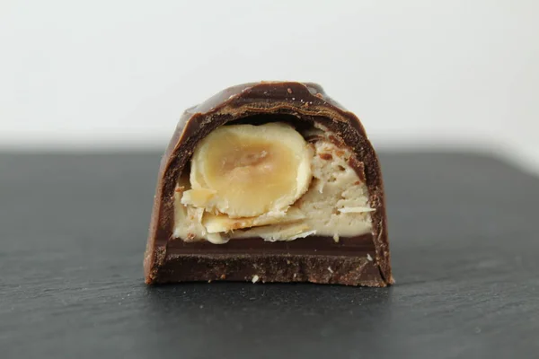 Čokoládové Bonbóny Bílou Pralinkovou Náplní Lískovými Oříšky Sekci Dezert Sladkosti — Stock fotografie