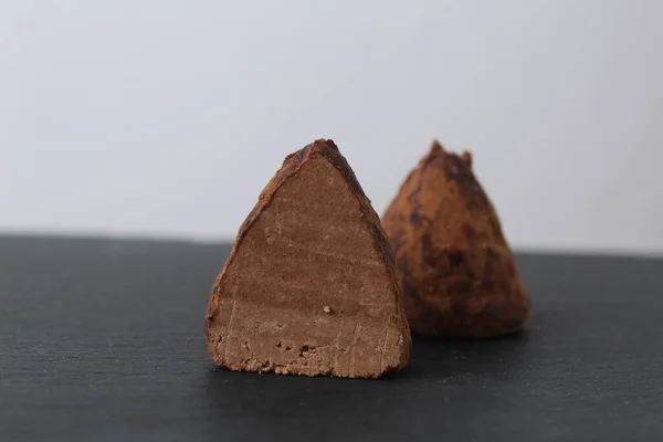 Chocolate Trufa Caramelo Pirámide Cono Triángulo Hecho Mano Sobre Fondo — Foto de Stock