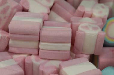 Marshmallow küp pembe ve beyaz yakın plan. Tatlıların geçim kaynağı yemek günü.
