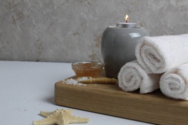 Spa masajı. Havlular metin kopyalanması için tuz mumlarını boşluk ile temizler.