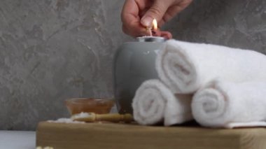 Spa masaj ev bakımı, rahatla. Beyaz mumlar kil tuzu fırçala gri bir zemin üzerinde bir tepsiye uzan ve metin için yer aç.