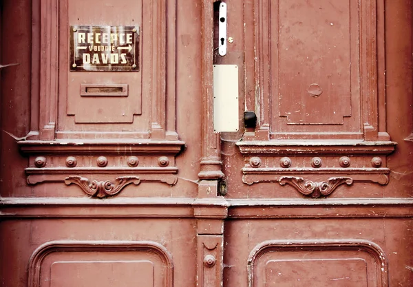 işareti kahverengi kapı